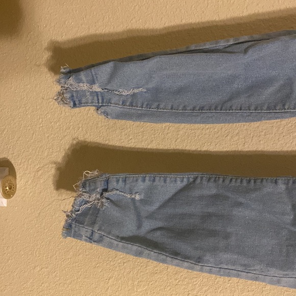 Blue jeans ripped at ankle - Picture 2 of 4